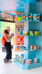Mulher comprando no Magic Shop