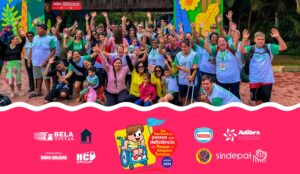 Foto das pessoas comemorando e com uma arte com os patrocinadores