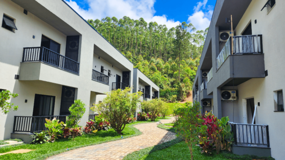 O Magic City, em Suzano (SP), lança o Naturé Resort e revela um spoiler exclusivo de uma nova atração temática. Confira! Foto da área do resort com natureza e os apartamentos.